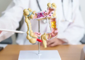 Pacientes com câncer colorretal têm medicamento aprovado pela Anvisa