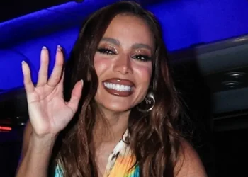 Anitta repensa sucesso e revela conflito entre fama e vida pessoal