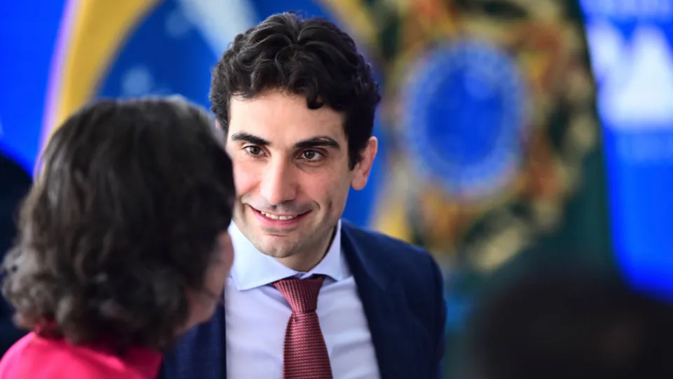 BC está pilotando a politica monetária pensando em patamar contracionista, diz Galípolo