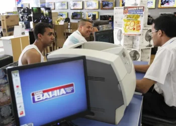 Casas Bahia afirma que negocia e busca alternativas para sua situação financeira