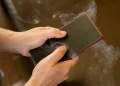 Celular esquenta demais ao carregar? Veja ajuste que pode resolver