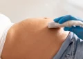 Cirurgia inédita corrige malformação em bebê ainda no útero da mãe