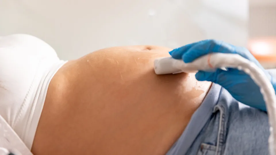 Cirurgia inédita corrige malformação em bebê ainda no útero da mãe
