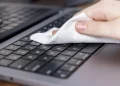Como limpar o teclado do computador sem danificar as teclas e circuitos