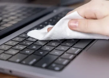 Como limpar o teclado do computador sem danificar as teclas e circuitos
