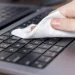 Como limpar o teclado do computador sem danificar as teclas e circuitos