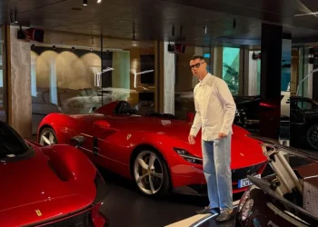 Cristiano Ronaldo abre garagem e exibe coleção de carros milionária