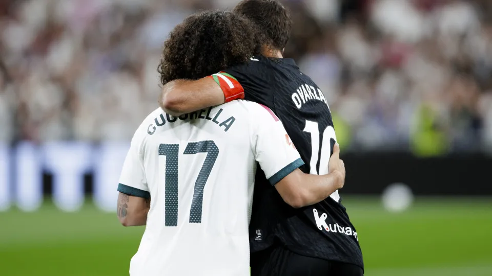 Cucurella transforma homenagem em gesto emocionante com Oyarzabal; veja