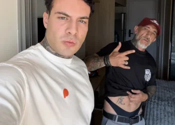De calcinha, Cravinhos anuncia cena íntima com ator pornô: