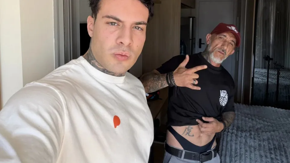 De calcinha, Cravinhos anuncia cena íntima com ator pornô:
