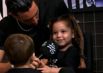 Filha de Alex Telles canta hino do Botafogo e vídeo viraliza; assista