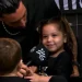 Filha de Alex Telles canta hino do Botafogo e vídeo viraliza; assista