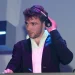 Filho de Madonna viraliza com microssunga vermelha em passeio de lancha
