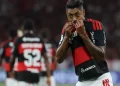 Flamengo bate Vitória no Maracanã e volta a pressionar líder Palmeiras