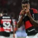 Flamengo bate Vitória no Maracanã e volta a pressionar líder Palmeiras