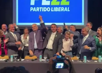Flávio Bolsonaro anuncia Alfredo Gaspar, relator da comissão do INSS, como vice