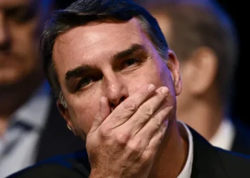 Flávio Bolsonaro diz que filiação dele foi fraudada: sistema tenta me parar, afirma