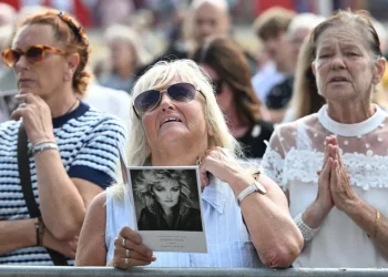 Funeral da cantora Bonnie Tyler reúne uma multidão emocionada no País de Gales