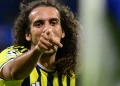 Gestos obscenos de ex-Arsenal à torcida do Lyon terminam em briga; veja