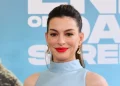 Grávida, Anne Hathaway exibe barriguinha em estreia de