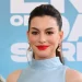 Grávida, Anne Hathaway exibe barriguinha em estreia de
