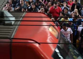 Greve da CPTM continua nesta quarta; rodízio segue suspenso em SP
