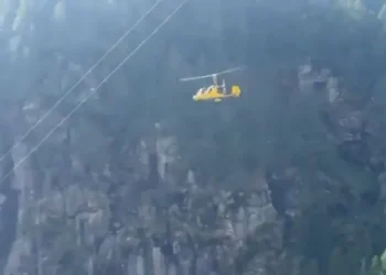Helicóptero atinge cabos de teleférico, explode no ar e mata dois; vídeo