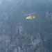 Helicóptero atinge cabos de teleférico, explode no ar e mata dois; vídeo