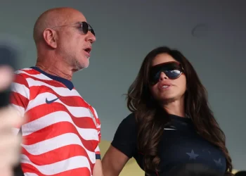 Jeff Bezos e Eduardo Saverin avançam por fatia bilionária do Liverpool