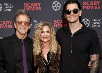 Kevin Bacon posa com a família na première de filme feito pelos quatro