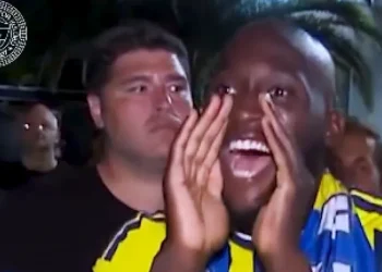Lukaku troca Napoli pelo Fenerbahçe e é recebido com festa em Istambul