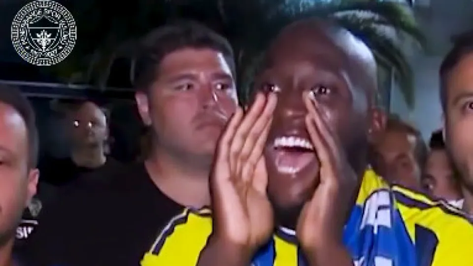 Lukaku troca Napoli pelo Fenerbahçe e é recebido com festa em Istambul