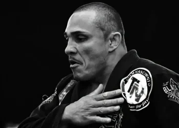 Lutador tetracampeão mundial de jiu-jitsu morre em acidente de moto