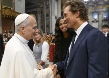 Matthew McConaughey e Camila Alves encontram papa Leão XIV no Vaticano