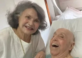 Mauro Mendonça surge em leito hospitalar e Rosamaria preocupa fãs