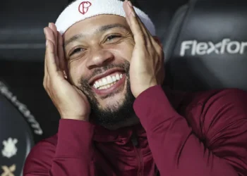 Memphis é aguardado no Corinthians terça-feira para fechar renovação