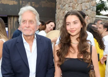 Michael Douglas surge de mãos dadas com a filha em evento na Espanha