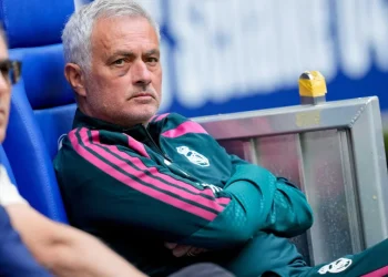 Mourinho aparece com olho roxo em jogo do Real Madrid; saiba o motivo