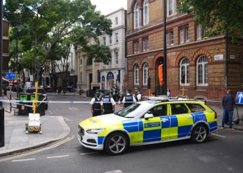 Mulher é presa após esfaquear quatro homens no centro de Londres