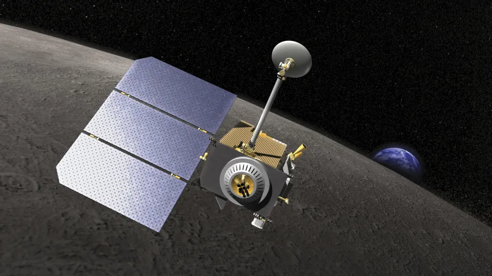 NASA revela cratera na Lua após impacto de estágio abandonado da SpaceX