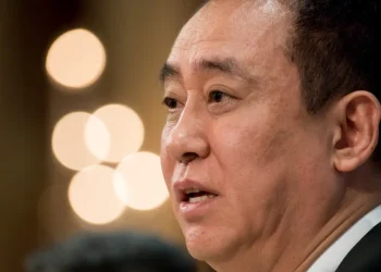 Na China, tribunal condena fundador da Evergrande à prisão perpétua por fraude