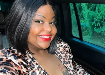 Não chamo minha mãe de mãe e tenho dificuldade de abraçá-la, diz MC Carol