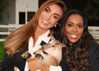 Nicole Bahls batiza cabrito de Vini Jr. e recebe mãe do jogador:
