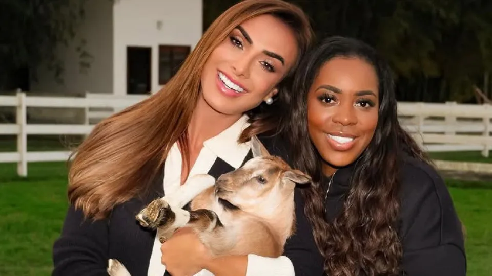 Nicole Bahls batiza cabrito de Vini Jr. e recebe mãe do jogador: