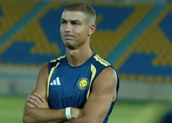 O que é isto? Cristiano Ronaldo volta de férias com visual surpreendente
