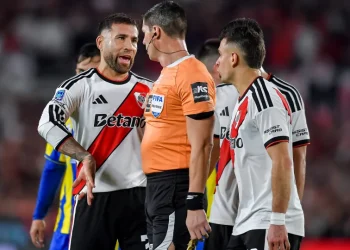 Otamendi marca contra, e River afunda em crise histórica na Argentina