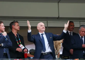 País de Gales retira apoio a Infantino, e UEFA ameaça ação judicial