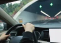Pais viajam 100 km sem perceber que filho estava morto no carro