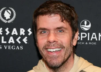Perez Hilton se comunica e família atualiza estado após internação