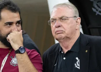 Presidente do Corinthians cita ameaças com arma em renovação de Memphis